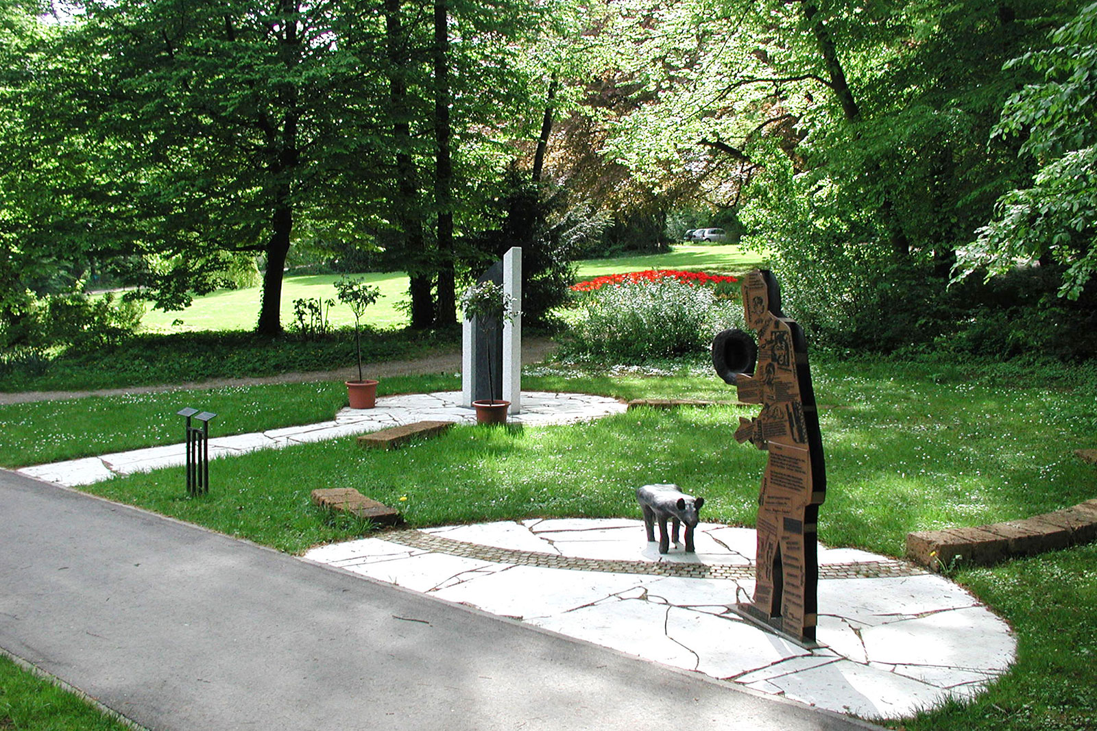 Blick in den Klinikpark mit Denkmal für den Dichter Jakob van Hoddis