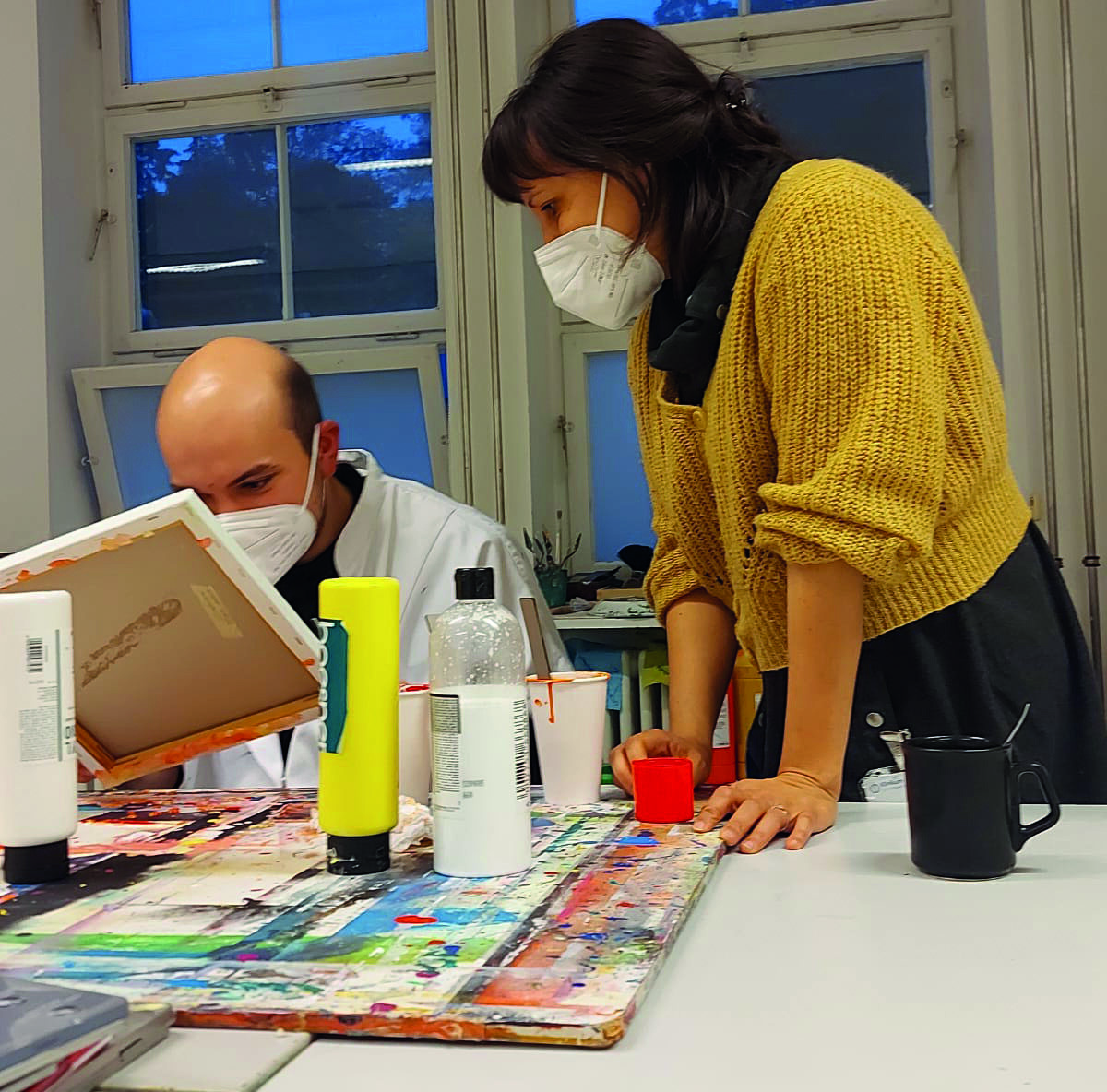 Atelier-Leiterin Sonya Stadelmaier mit einem Teilnehmer im Offenen Atelier des Christophsbads. Foto: Christophsbad